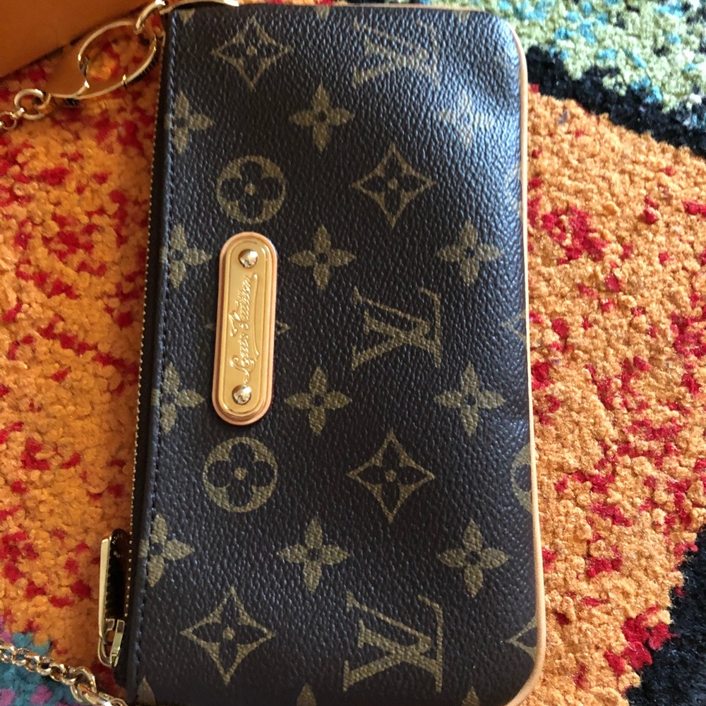 ☀️Louis Vuitton Sale☀️ Louis wristlet  with strap - Picture 2 of 8